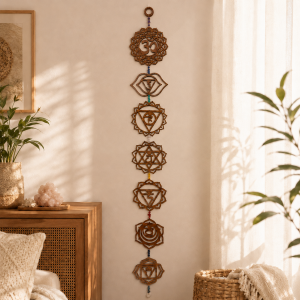 Ahşap Om ve 7 Çakra Sembollü Duvar Süsü – Doğal Taş Detaylı 124 cm
