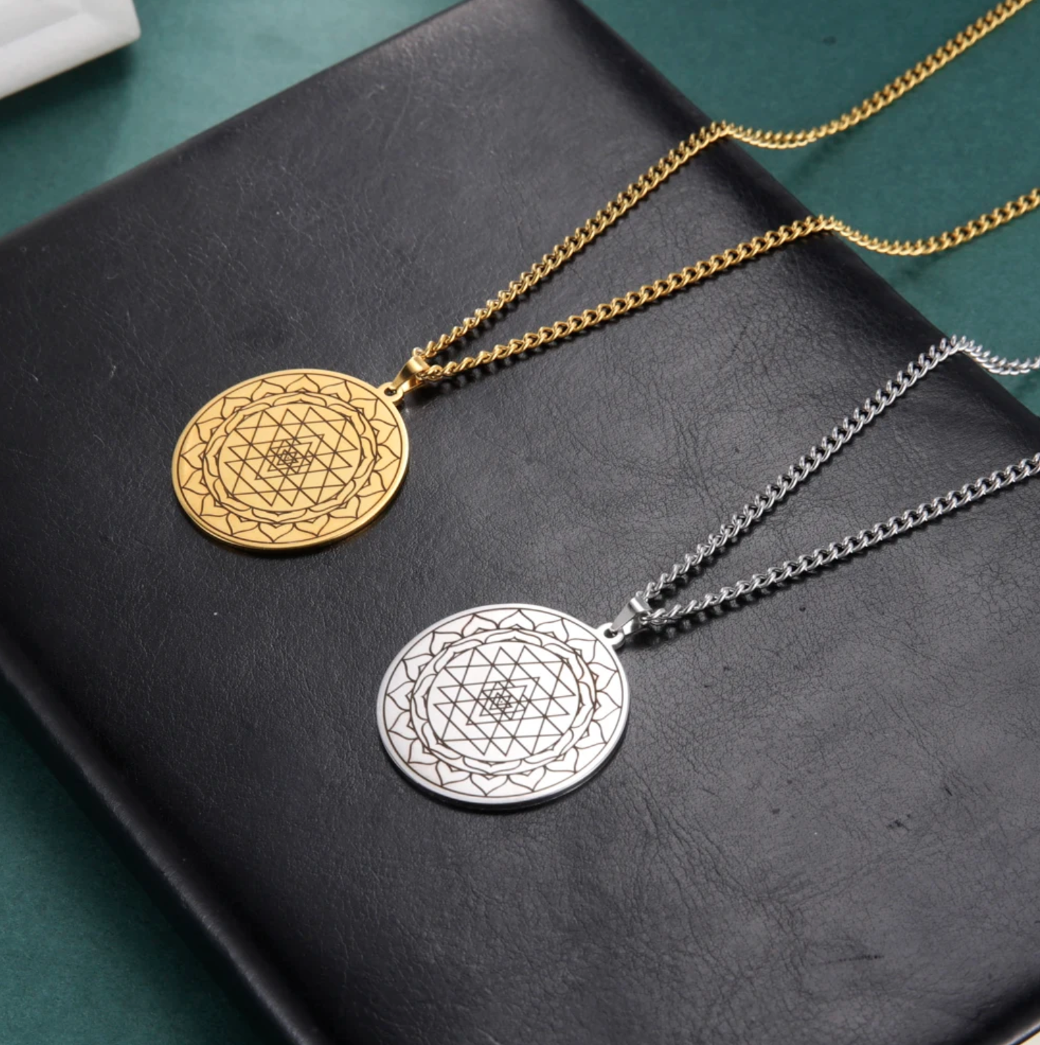 Sri Yantra Desenli Çelik Kolye (Gümüş & Altın Renk Seçenekleri)